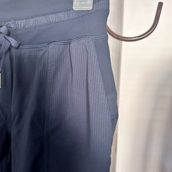 LULULEMON Dance Studio Crop II Unlined 20" True Navy size 2 - Picture 10 of 10